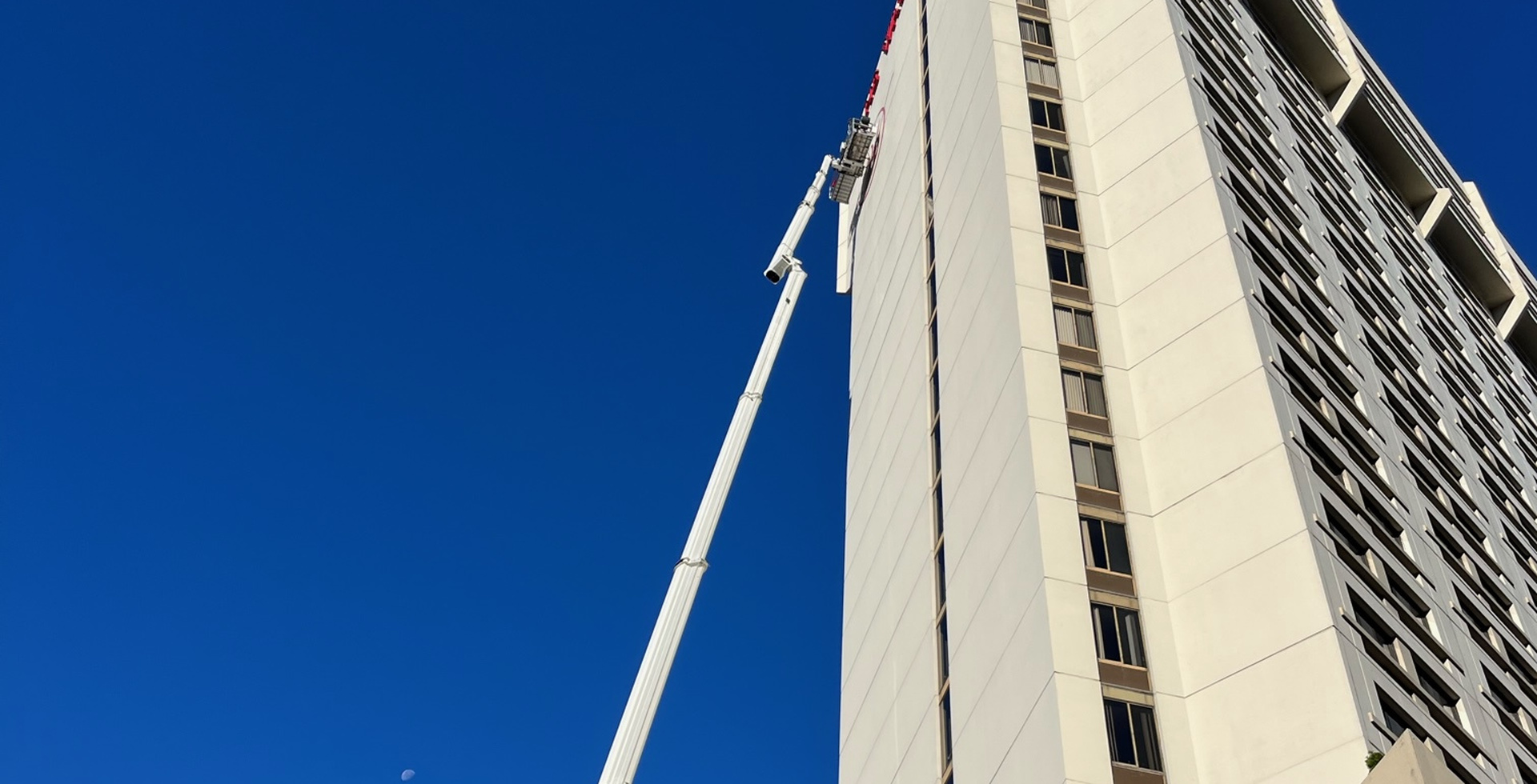 high-rise-commercial-signage-removal-alpha-platforms